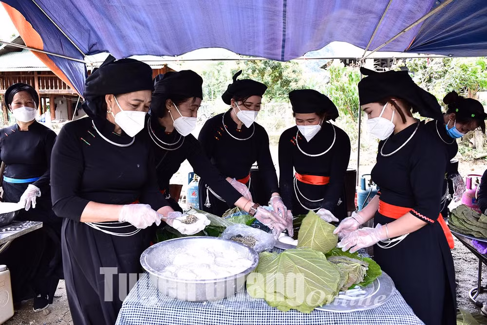 Người Tày xứ Tuyên thi làm bánh trứng kiến.