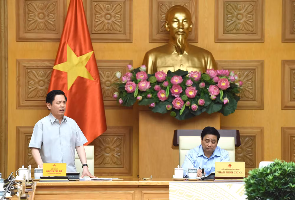 Bộ trưởng Giao thông vận tải phát biểu ý kiến tại Hội nghị.