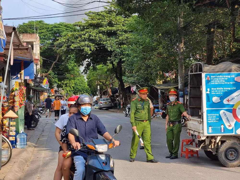 Tính đến 17 giờ, đám cháy vẫn chưa được khống chế. Tuyến đường vào ngõ 145 Đình Xuyên đang bị phong tỏa.