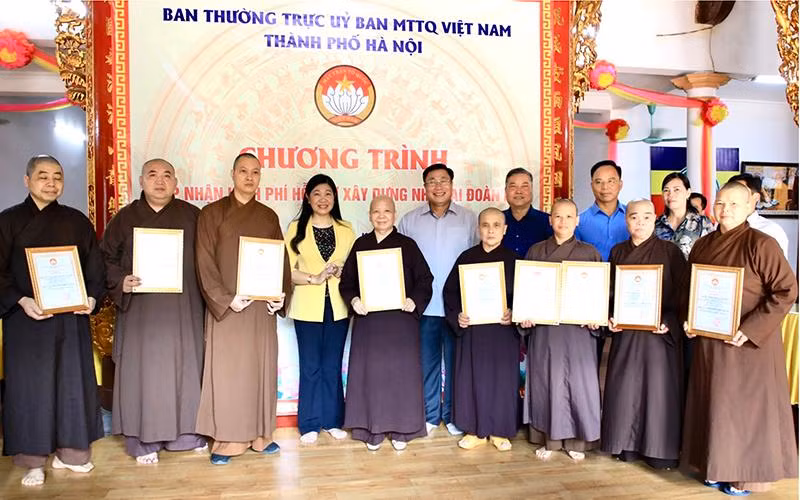 Mặt trận Tổ quốc thành phố Hà Nội trao Giấy chứng nhận nhằm ghi nhận và cảm ơn các các Hòa thượng, Thượng tọa, Ni trưởng, Ni sư đã chung tay cùng thành phố ủng hộ xây nhà "Đại đoàn kết". Mặt trận Tổ quốc thành phố Hà Nội trao Giấy chứng nhận nhằm ghi nhận và cảm ơn các các Hòa thượng, Thượng tọa, Ni trưởng, Ni sư đã chung tay cùng thành phố ủng hộ xây nhà "Đại đoàn kết".