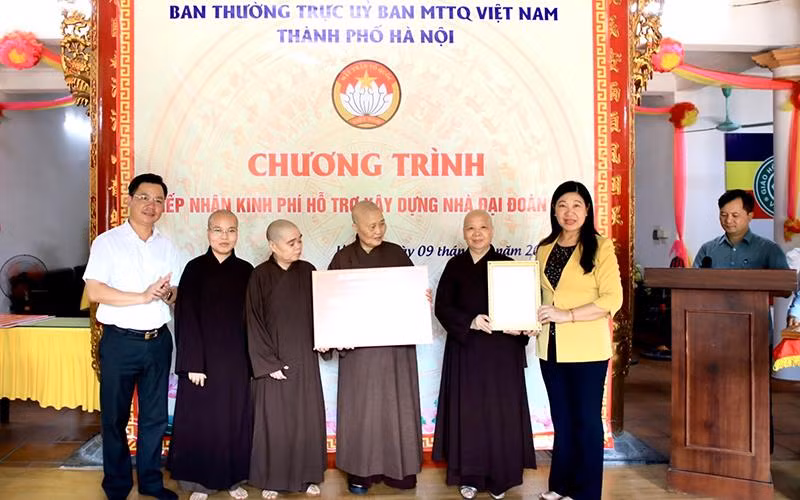 Mặt trận Tổ quốc thành phố Hà Nội tiếp nhận kinh phí hỗ trợ xây dựng 12 nhà "Đại đoàn kết".