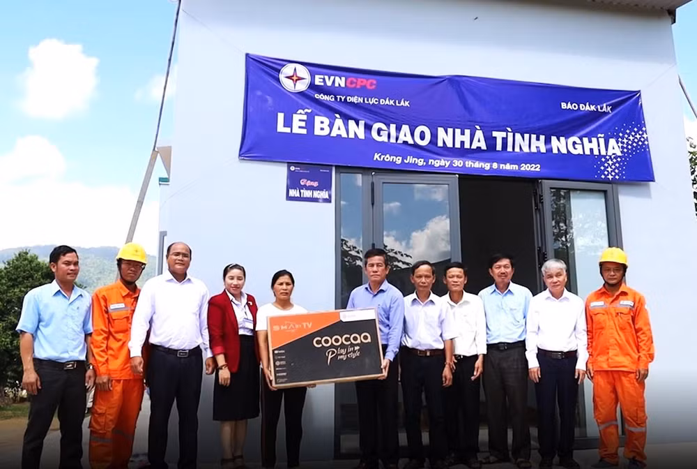 Lãnh đạo Công ty Điện lực Đắk Lắk và Báo Đắk Lắk bàn giao nhà tình nghĩa tặng gia đình chị H’Biêr Byă ở buôn Aê Lai, xã Krông Jing, huyện M’Drắk.