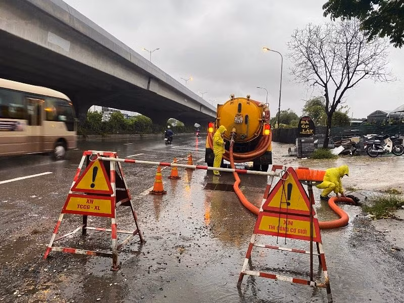 Công nhân Công ty Thoát nước Hà Nội chống ngập đô thị. (Ảnh: Ngọc Anh)