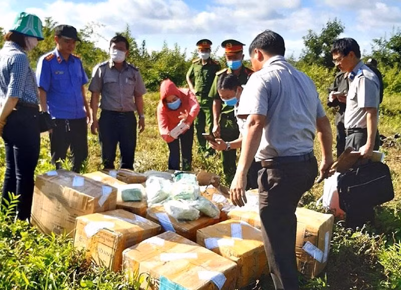 Vật chứng của vụ án gồm 14 thùng giấy niêm phong chứa 198.510gam Methamphetamine được kiểm đếm đầy đủ trước khi tiêu hủy.