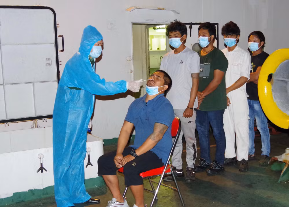 Kiểm tra y tế ban đầu cho các thuyền viên bị nạn.