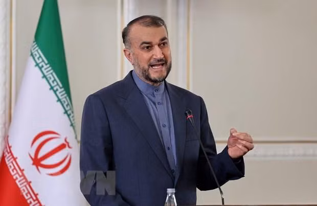 Ngoại trưởng Iran Hossein Amir Abdollahian phát biểu tại cuộc họp báo ở Tehran ngày 6/12/2021. (Ảnh: AFP/TTXVN)