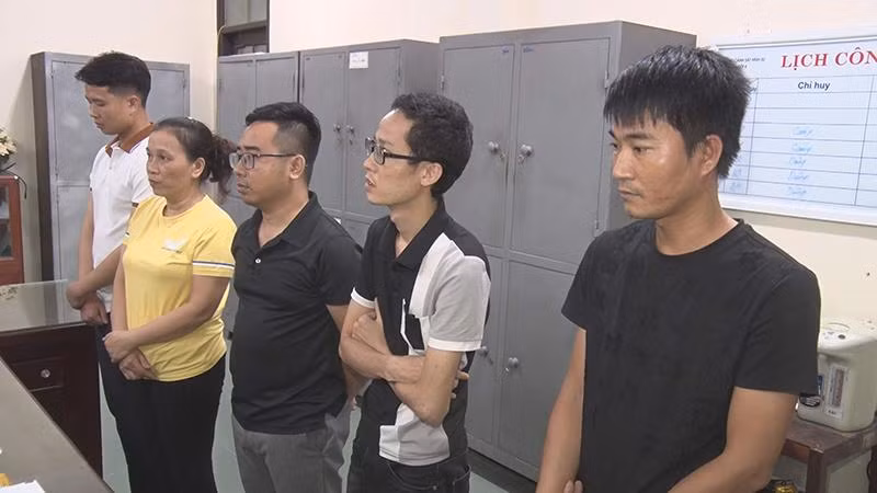 Các đối tượng trong đường dây làm giả giấy phép lái xe. Các đối tượng trong đường dây làm giả giấy phép lái xe.