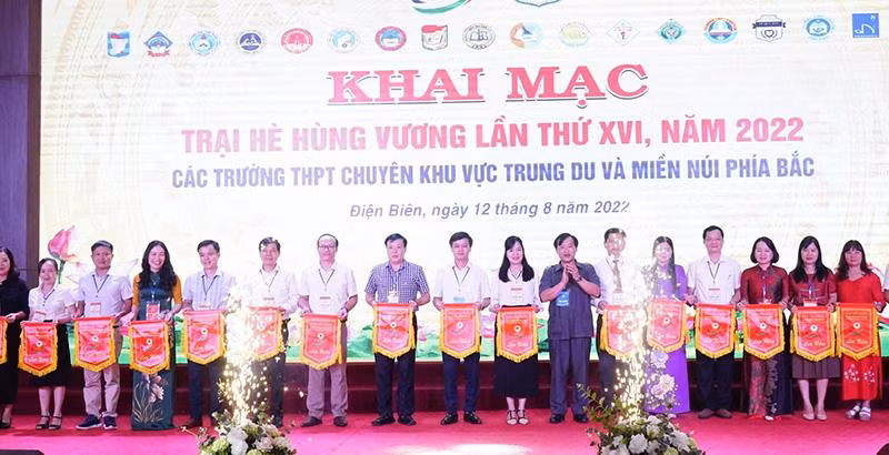 Đồng chí Vừ A Bằng, Phó Chủ tịch Ủy ban nhân dân tỉnh Điện Biên, trao cờ lưu niệm tặng các đoàn dự Trại hè.