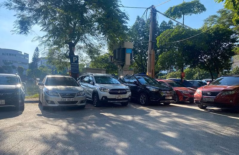 Không gian chung quanh Hồ Bảy Gian đang trở thành một điểm trông giữ xe tạm thời.