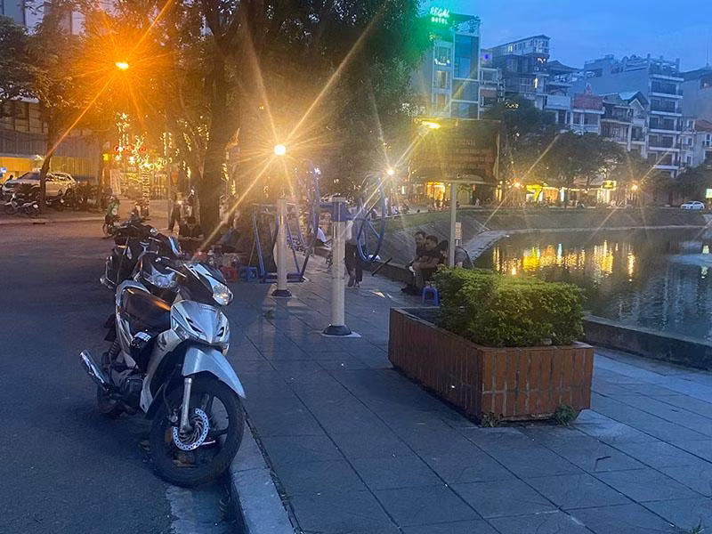 Hàng quán vây quanh khu vực tập thể dục của người dân tại hồ Ngọc Khánh.