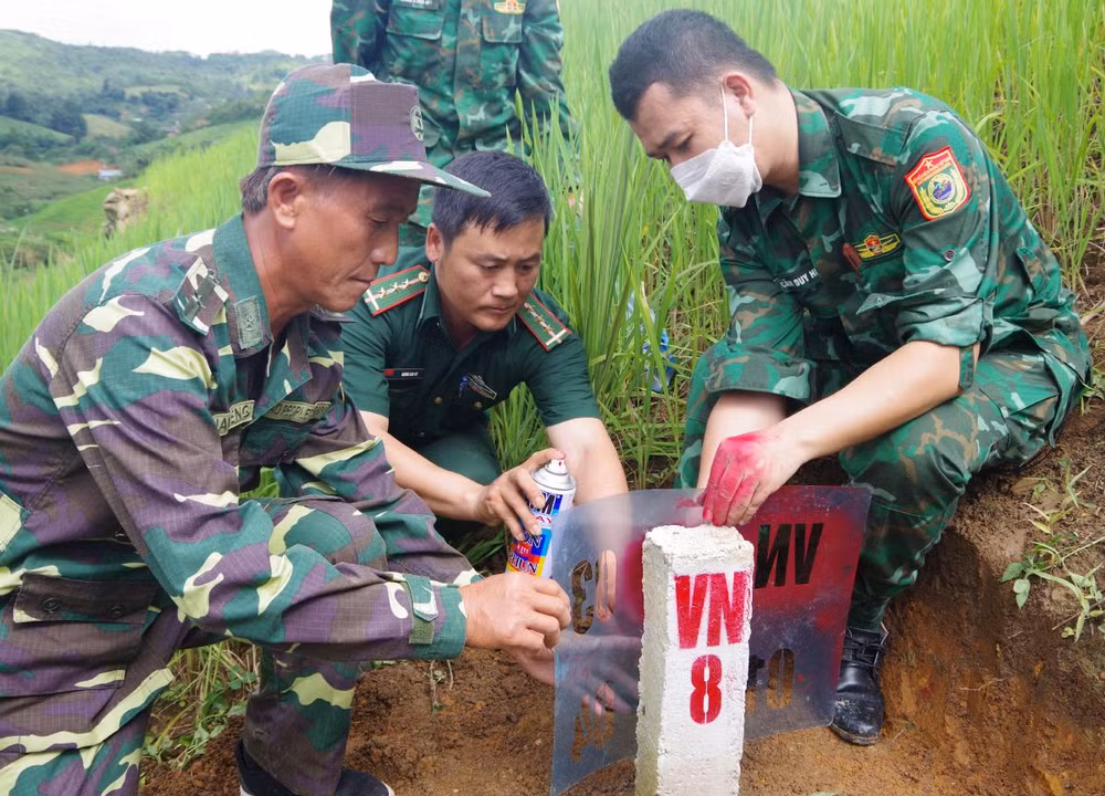 Hai bên tổ chức sơn cọc dấu.