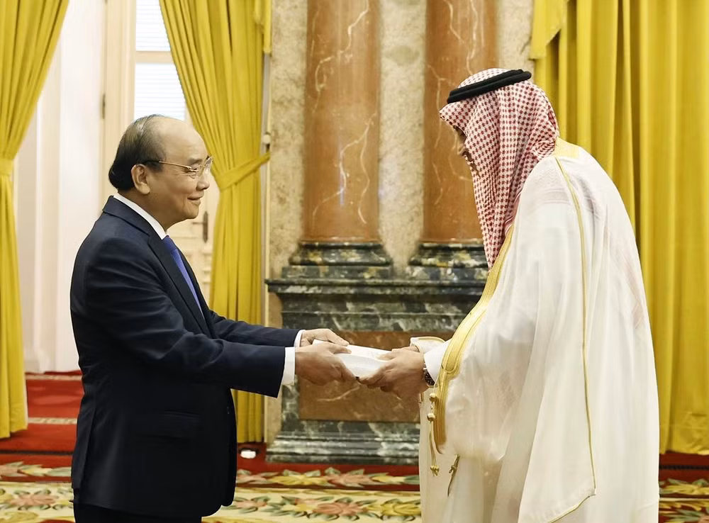 Chủ tịch nước Nguyễn Xuân Phúc tiếp nhận Quốc thư của Đại sứ Vương quốc Saudi Arabia Mohammed Ismaeil A.Dahlwy. Chủ tịch nước Nguyễn Xuân Phúc tiếp nhận Quốc thư của Đại sứ Vương quốc Saudi Arabia Mohammed Ismaeil A.Dahlwy.