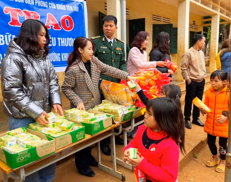 Bộ đội Biên phòng cùng nhà tài trợ phát khẩu phần ăn sáng cho trẻ em khu phố Đoàn Kết.