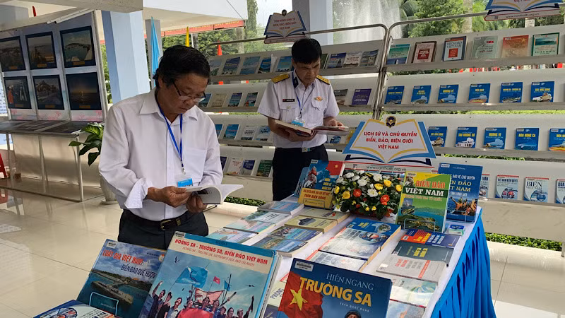 Các đại biểu tham quan triển lãm sách về biển đảo tại Hội nghị.