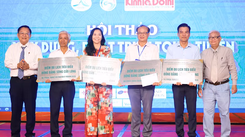 Hiệp hội Du lịch đồng bằng sông Cửu Long trao chứng nhận điểm du lịch tiêu biểu cho các đơn vị trong khu vực.