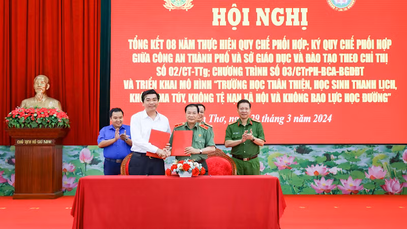 Công an và Sở Giáo dục và Đào tạo Cần Thơ ký kết quy chế phối hợp.