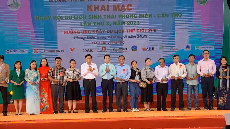 Lãnh đạo Thành ủy Cần Thơ và huyện Phong Điền tặng quà lưu niệm cho các đơn vị tham gia ngày hội.
