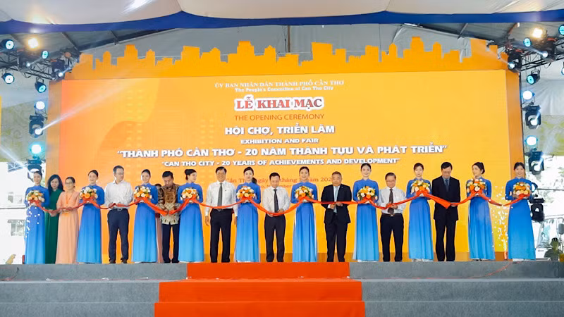 Các đại biểu cắt băng khai mạc hội chợ.