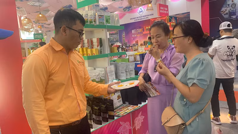 Doanh nghiệp giới thiệu sản phẩm tại hội chợ. Doanh nghiệp giới thiệu sản phẩm tại hội chợ.