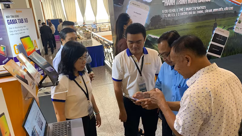 Các đại biểu chia sẻ thông tin về Mạng nhà nông tại lễ ra mắt
