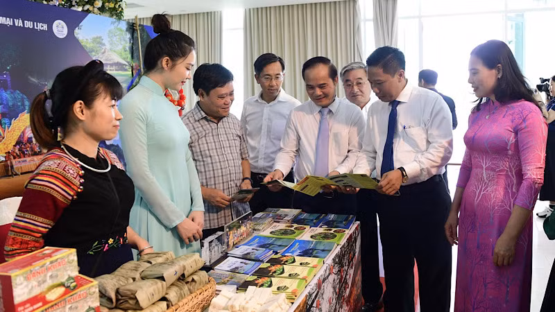 Các đại biểu trao đổi thông tin về Lễ hội Thành Tuyên năm 2023. Các đại biểu trao đổi thông tin về Lễ hội Thành Tuyên năm 2023.