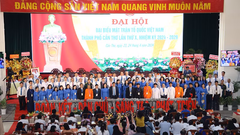 Các thành viên Ủy ban Mặt trận Tổ quốc Việt Nam thành phố Cần Thơ ra mắt đại hội. Các thành viên Ủy ban Mặt trận Tổ quốc Việt Nam thành phố Cần Thơ ra mắt đại hội.