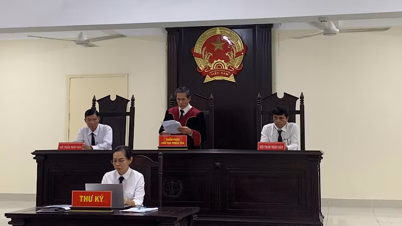 Hội đồng xét xử tuyên án.