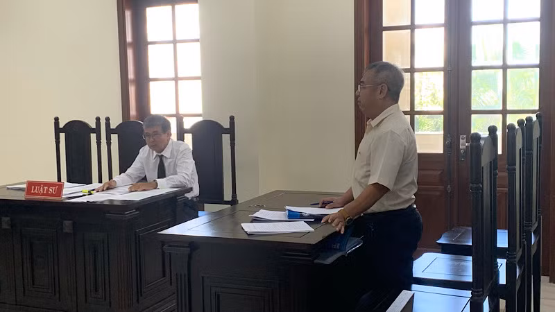Đại diện Công ty phát biểu tại phiên tòa. Đại diện Công ty phát biểu tại phiên tòa.