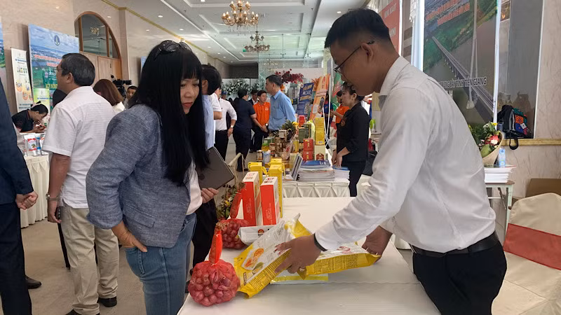 Doanh nghiệp giới thiệu sản phẩm nông nghiệp tại hội nghị.