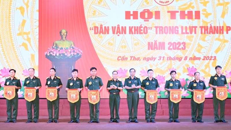 Bộ Chỉ huy quân sự thành phố Cần Thơ tặng cờ cho các đơn vị tham gia hội thị.