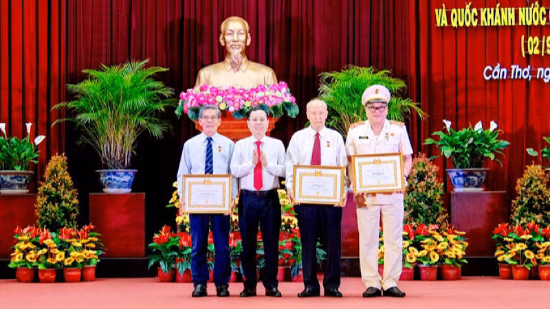 Lãnh đạo Thành ủy Cần Thơ trao Huy hiệu Đảng tặng các đồng chí cao niên tuổi đảng.