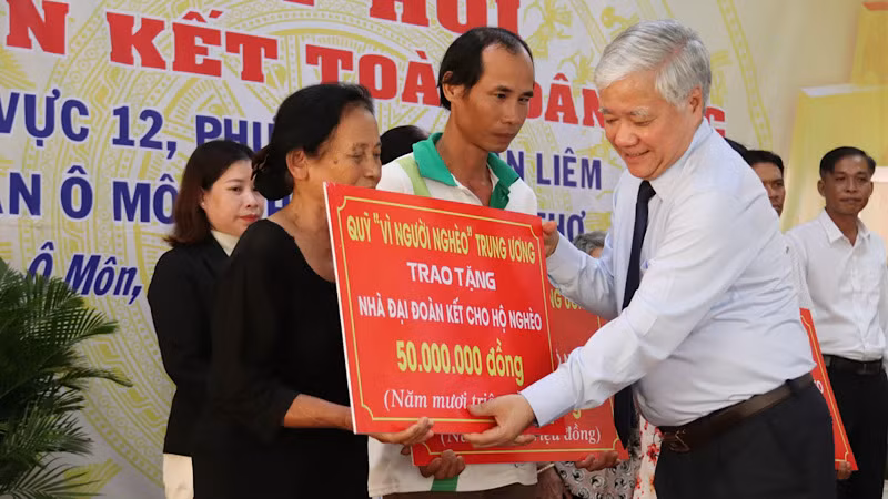 Đồng chí Đỗ Văn Chiến tặng Nhà đại đoàn kết cho hộ nghèo tại Ngày hội Đại đoàn kết toàn dân tộc tại Cần Thơ.