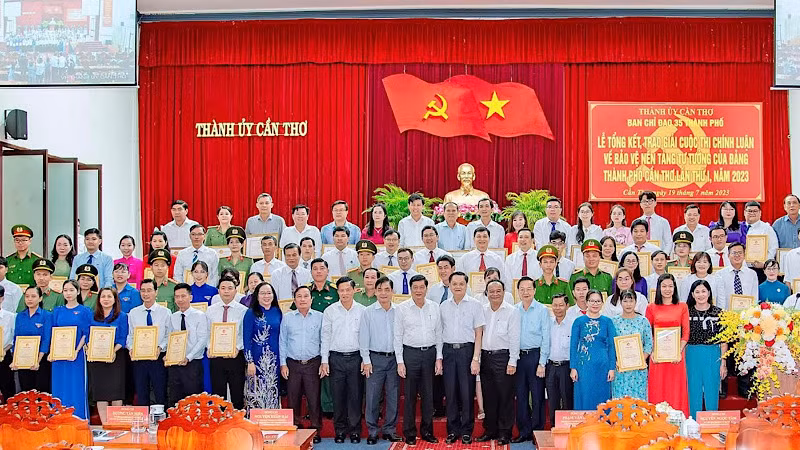 Các tác giả đoạt giải trong cuộc thi năm 2023.