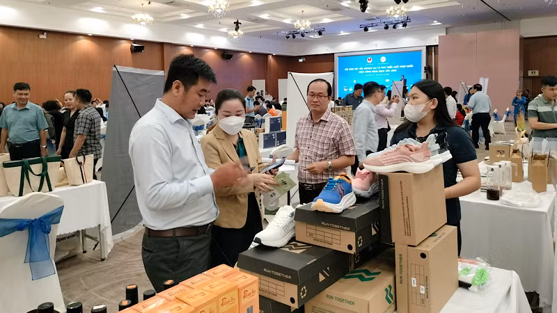 Các đại biểu tìm hiểu các sản phẩm trưng bày tại hội nghị.
