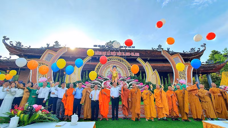 Lãnh đạo thành phố Cần Thơ chúc mừng Đại lễ Phật Đản Phật lịch 2568.