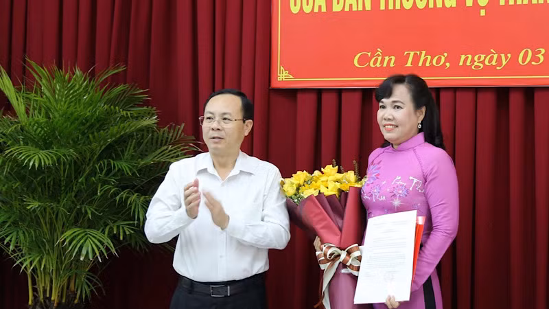 Lãnh đạo Thành ủy Cần Thơ trao quyết định cho đồng chí Võ Kim Thoa.