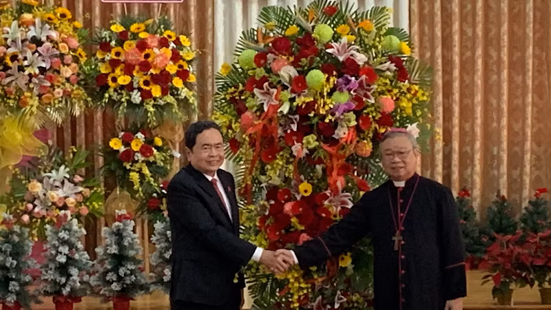 Đồng chí Trần Thanh Mẫn tặng hoa chúc mừng Giám mục Tri Bửu Thiên, Giáo phận Cần Thơ. Đồng chí Trần Thanh Mẫn tặng hoa chúc mừng Giám mục Tri Bửu Thiên, Giáo phận Cần Thơ.