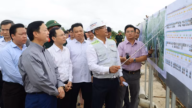 Phó Thủ tướng Trần Hồng Hà khảo sát cao tốc Cần Thơ-Cà Mau trên địa bàn Cần Thơ. Phó Thủ tướng Trần Hồng Hà khảo sát cao tốc Cần Thơ-Cà Mau trên địa bàn Cần Thơ.