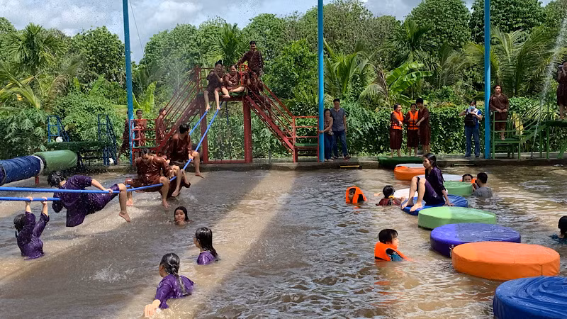 Du khách trải nghiệm trò chơi vận động tại khu du lịch sinh thái Ông Đề ở huyện Phong Điền.