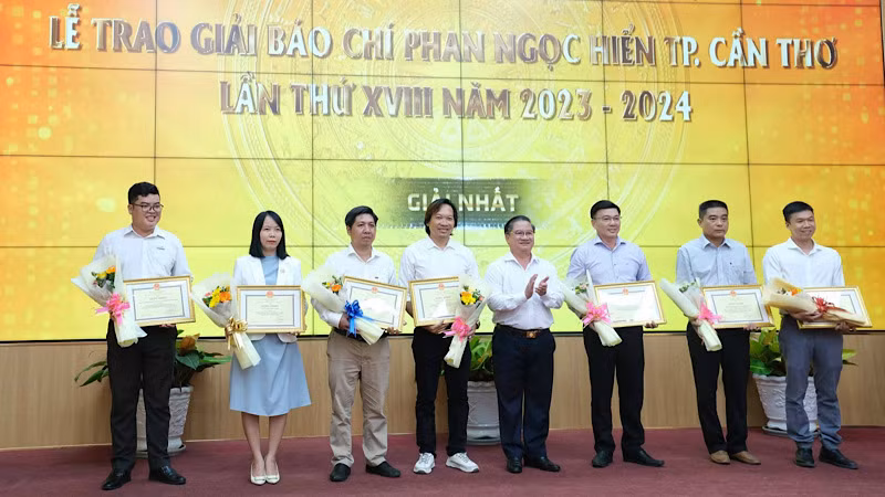 Lãnh đạo Ủy ban nhân dân thành phố Cần Thơ trao Giải Nhất cho các tác giả.