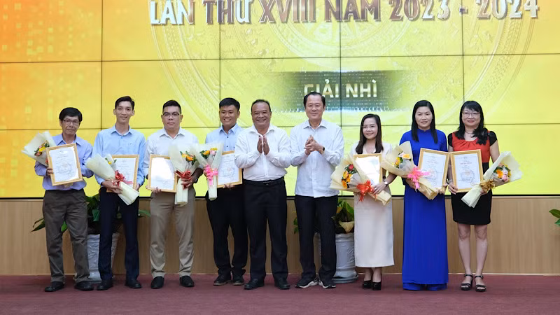 Lãnh đạo Ban tuyên giáo Thành ủy Cần Thơ trao Giải Nhì cho các tác giả. Lãnh đạo Ban tuyên giáo Thành ủy Cần Thơ trao Giải Nhì cho các tác giả.