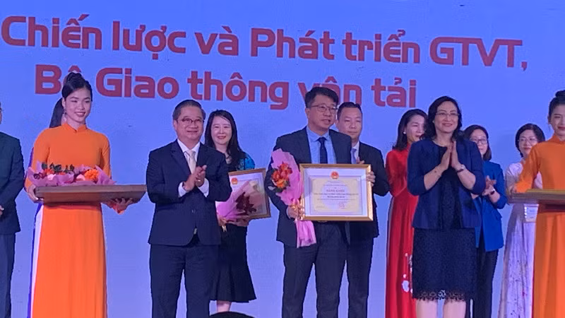 Bộ Công thương trao bằng khen cho tập thể, cá nhân có nhiều đóng góp cho sự phát triển của ngành.
