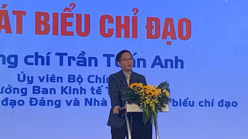 Đồng chí Trần Tuấn Anh, Trưởng Ban Kinh tế Trung ương phát biểu tại diễn đàn.
