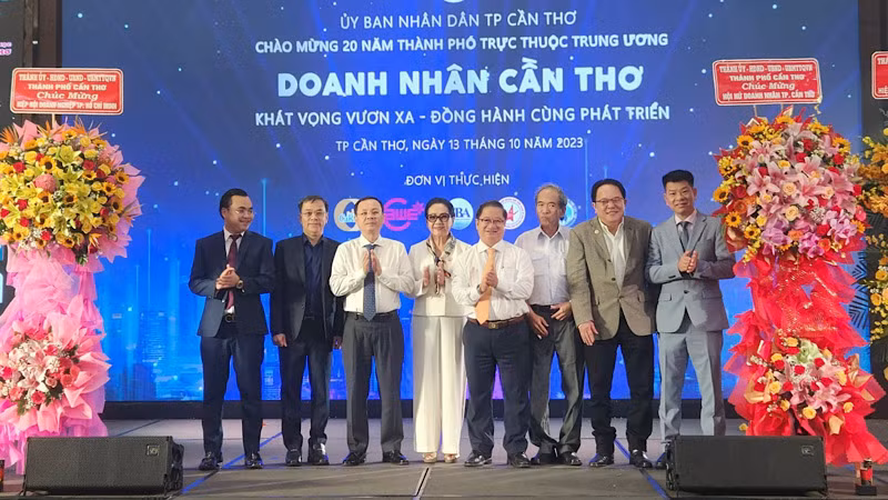 Lãnh đạo Thành ủy Cần Thơ chúc mừng các doanh nhân.