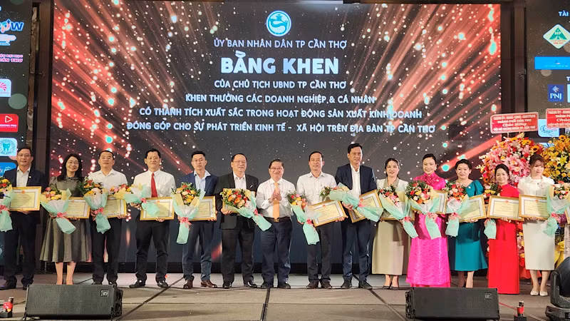 Thành phố Cần Thơ tặng bằng khen cho các doanh nhân có nhiều đóng góp vào sự phát triển của thành phố.