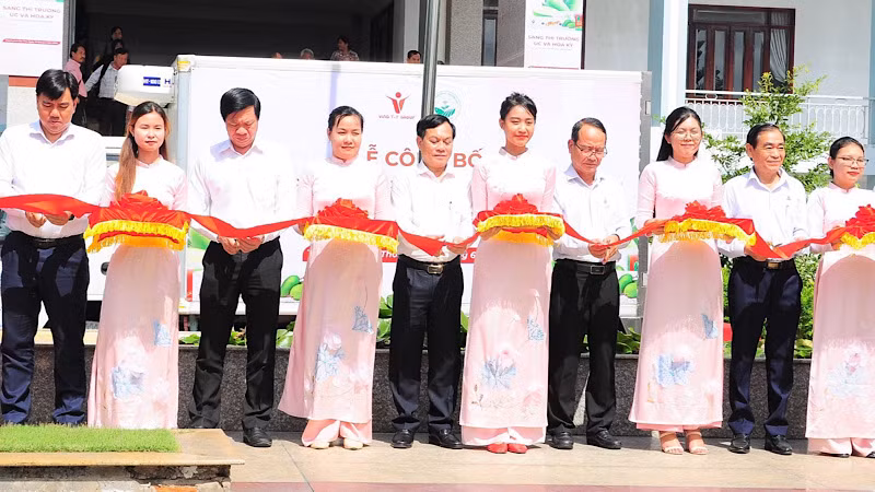 Lãnh đạo thành phố Cần Thơ, doanh nghiệp cắt băng chào mừng tại lễ công bố. Lãnh đạo thành phố Cần Thơ, doanh nghiệp cắt băng chào mừng tại lễ công bố.