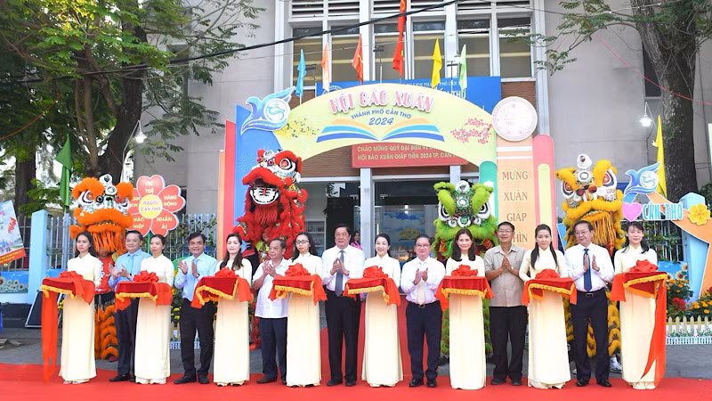 Lãnh đạo thành phố Cần Thơ cắt băng khai Hội Báo Xuân 2024.