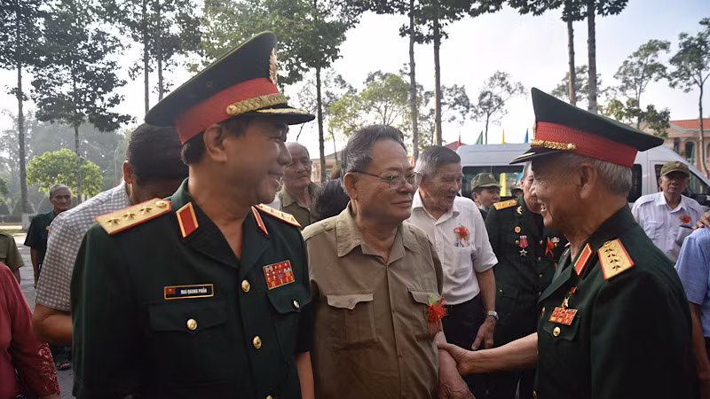 Các cựu chiến binh Trung đoàn 1 U Minh vui mừng tại lễ kỷ niệm