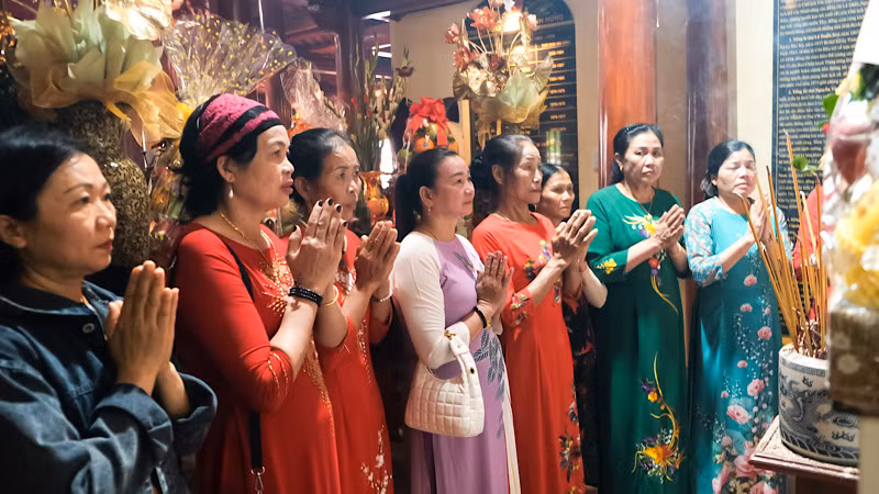 Các đại biểu tưởng niệm các liệt sĩ Trung đoàn 1-U Minh tại lễ giỗ. Các đại biểu tưởng niệm các liệt sĩ Trung đoàn 1-U Minh tại lễ giỗ.