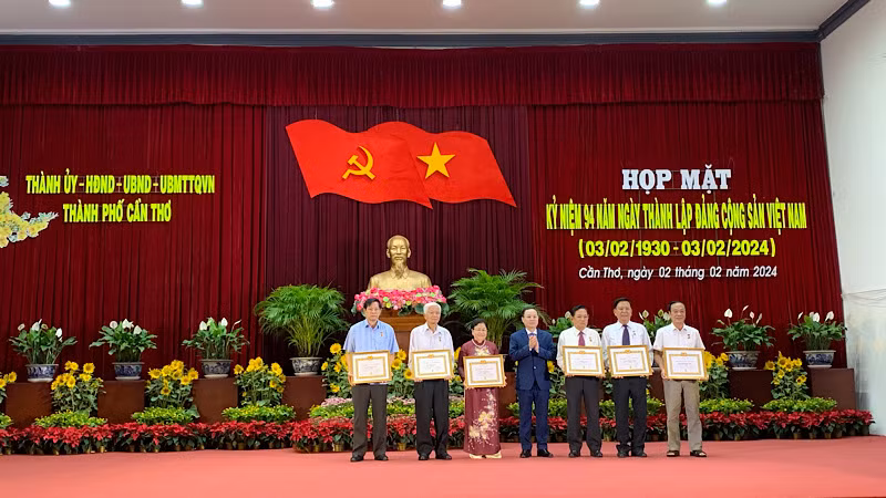 Lãnh đạo Thành ủy Cần Thơ trao Huy hiệu Đảng tặng 6 đồng chí cao niên tuổi Đảng.
